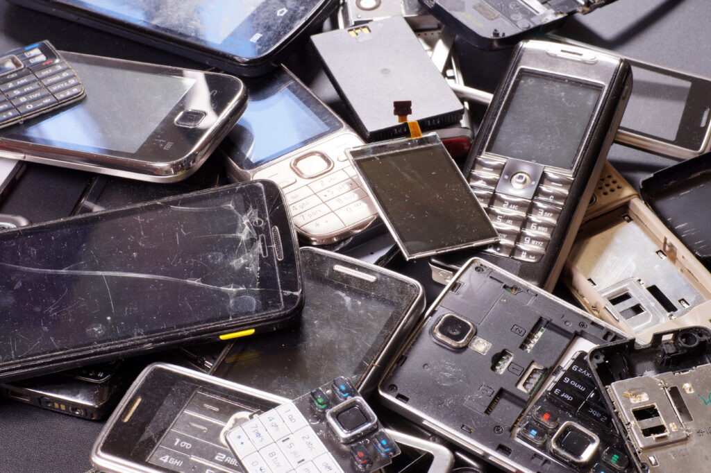Telephones and smartphones of various types and generations not suitable for repair. Electronic scrap.